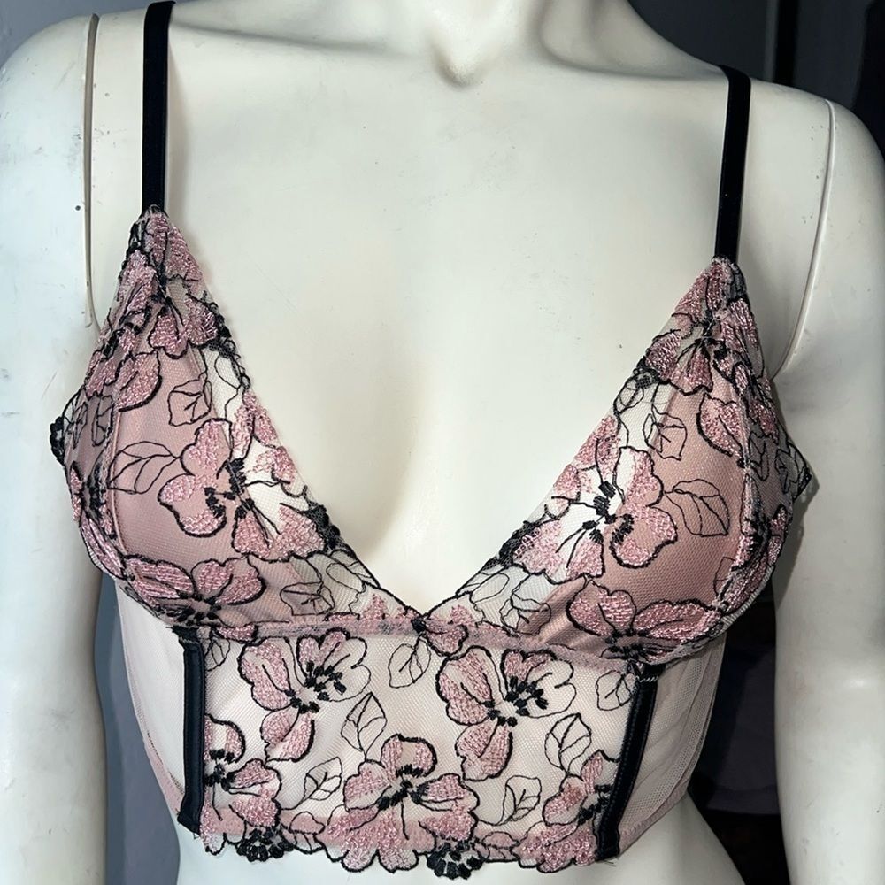 NWOT Victoria’s Secret Tan/Pink/Black Lace Bralette. Size Medium.